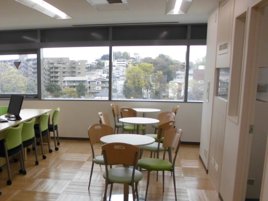 新横浜駅前校 【受付】温かみのある茶色を基調とした受付。もちろん隅々まで毎日掃除しています。
