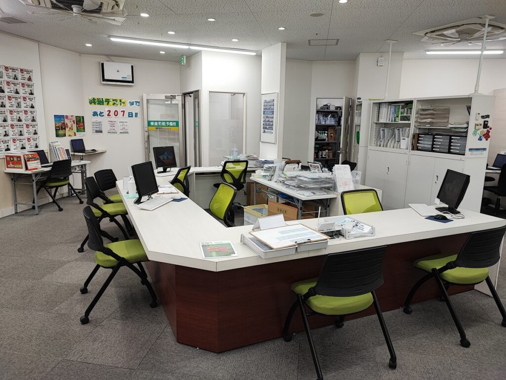 越谷駅東口校 【受付】白を基調とした広くて清潔感のある受付。スタッフとの面談はこちらで実施しています。
