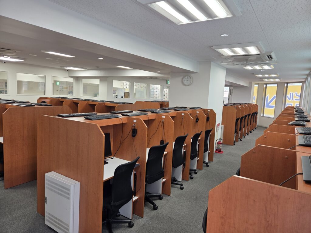 大曽根校（東大・京大・医学部コース） 【受講ブース】受講ブースにはPCモニターが設置してあり、自分のタイミングで授業を開始できます。