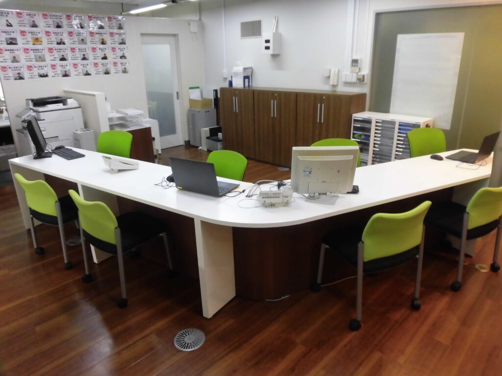 茅ヶ崎校 【受付】安全安心の登下校管理！毎日の出席確認は受付のPCで！ご家庭にもメールをお届けしています！