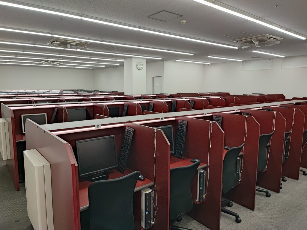越谷駅東口校 【受講ブース】毎日登校！毎日受講！学校・部活で忙しい生徒さんでも東進になら、毎日通って勉強できます！