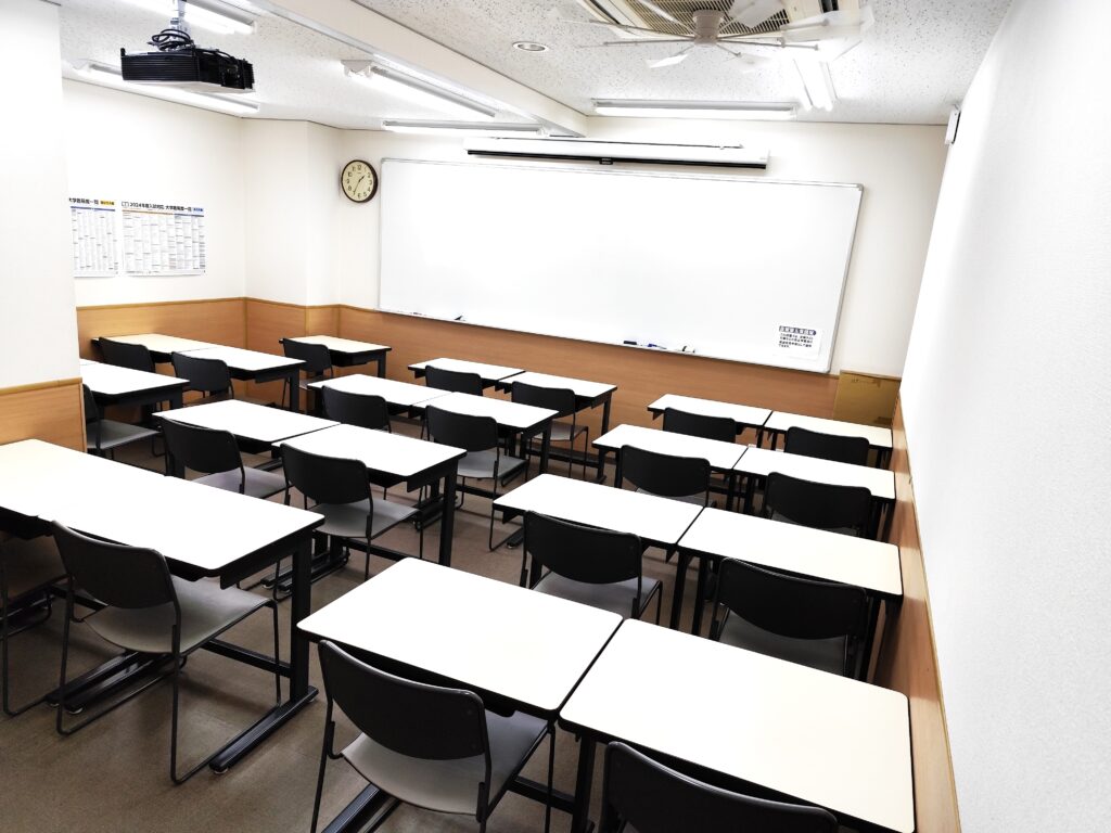 辻堂校 【自習室】過去問演習をしたいときは自習室で！落ち着いた空間で集中して入試問題を解くことができます。