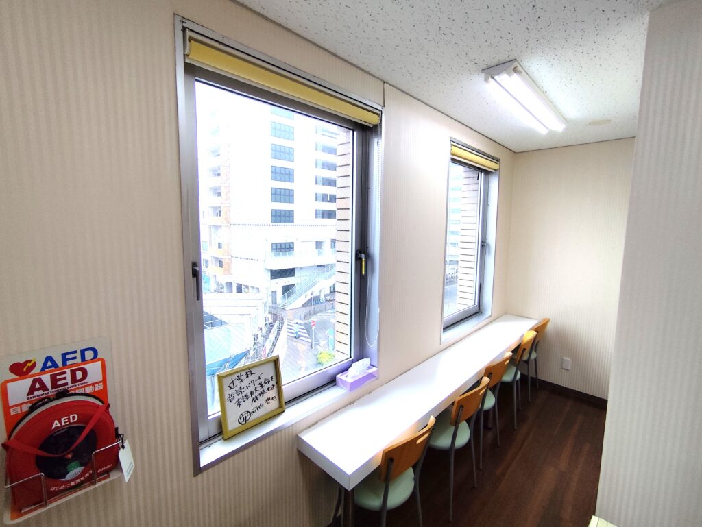 辻堂校 【休憩室】一息つきたいときには、清潔感ある、落ち着いた雰囲気の休憩室をお使いください。